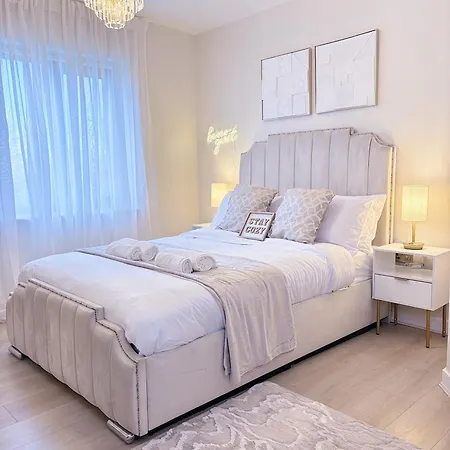 Lux Stays - Luxury Apartment With Jacuzzi In Leeds City Centre Exterior photo