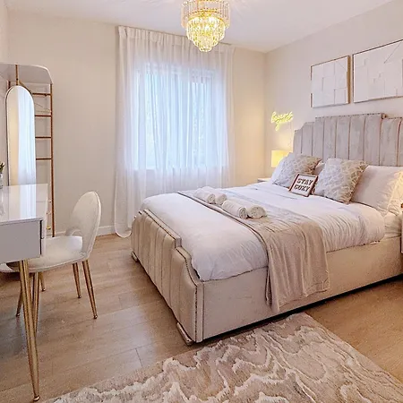 Lux Stays - Luxury Apartment With Jacuzzi In Leeds City Centre Exterior photo