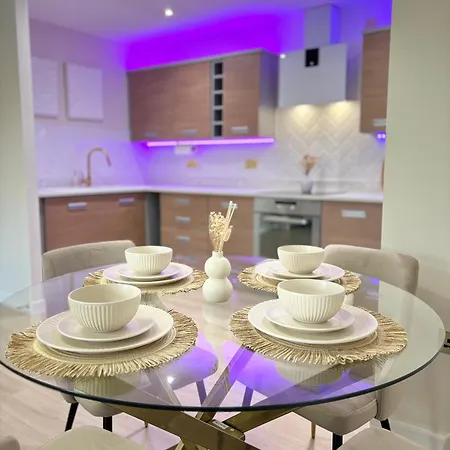 Lux Stays - Luxury Apartment With Jacuzzi In Leeds City Centre Exterior photo