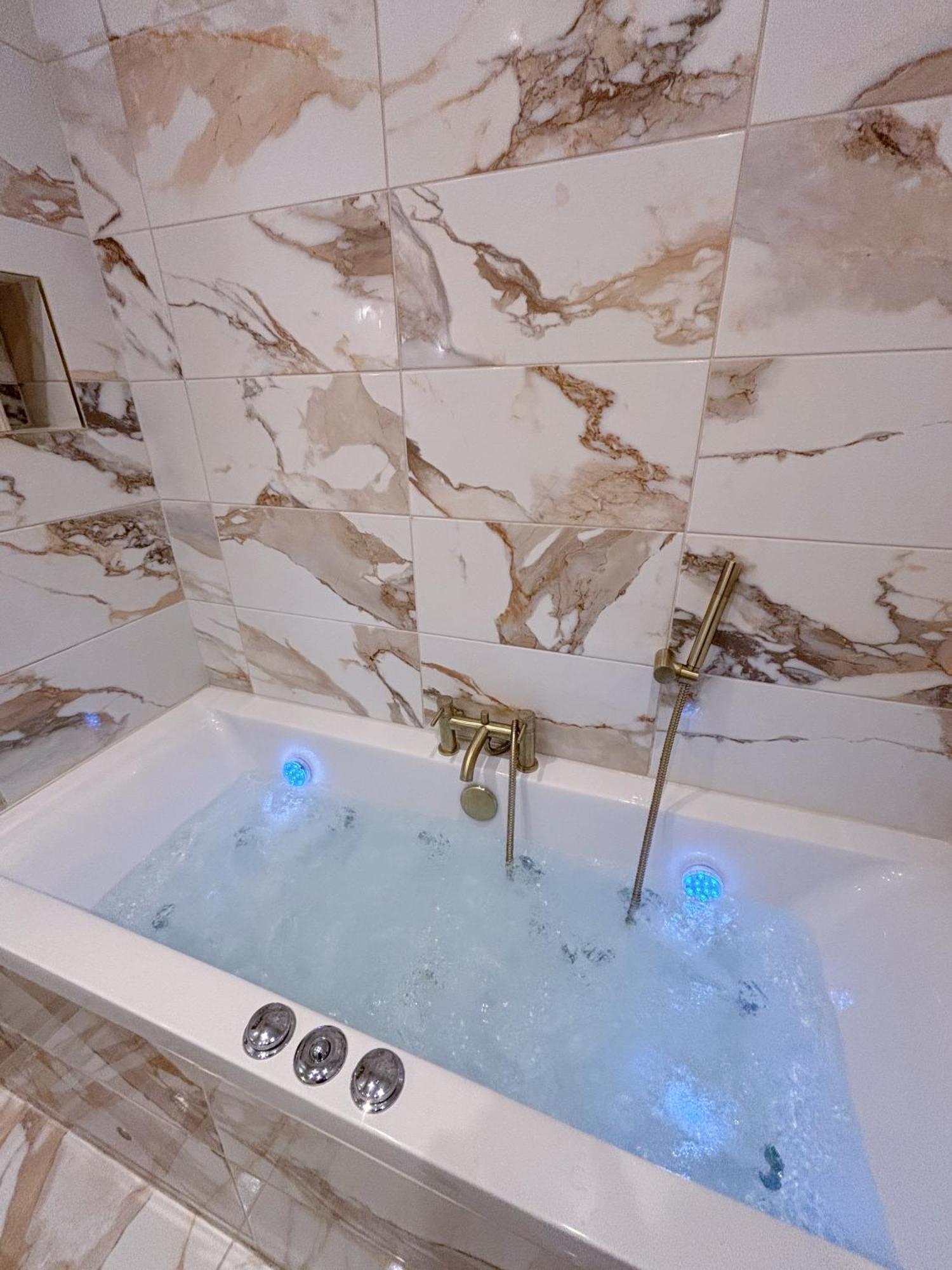 Lux - Luxury With Jacuzzi In Leeds Centre Leeds (West Yorkshire)